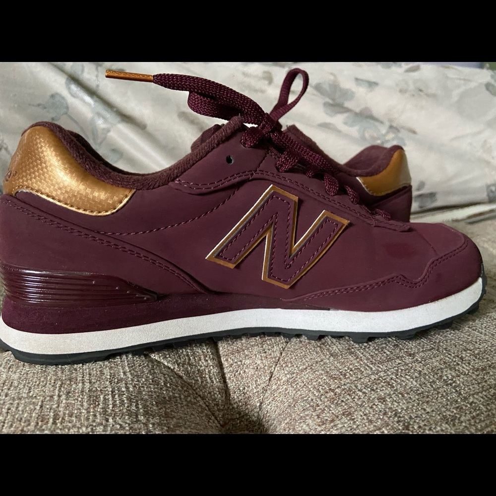New balance size 8 burgundy and gold tennis shoes